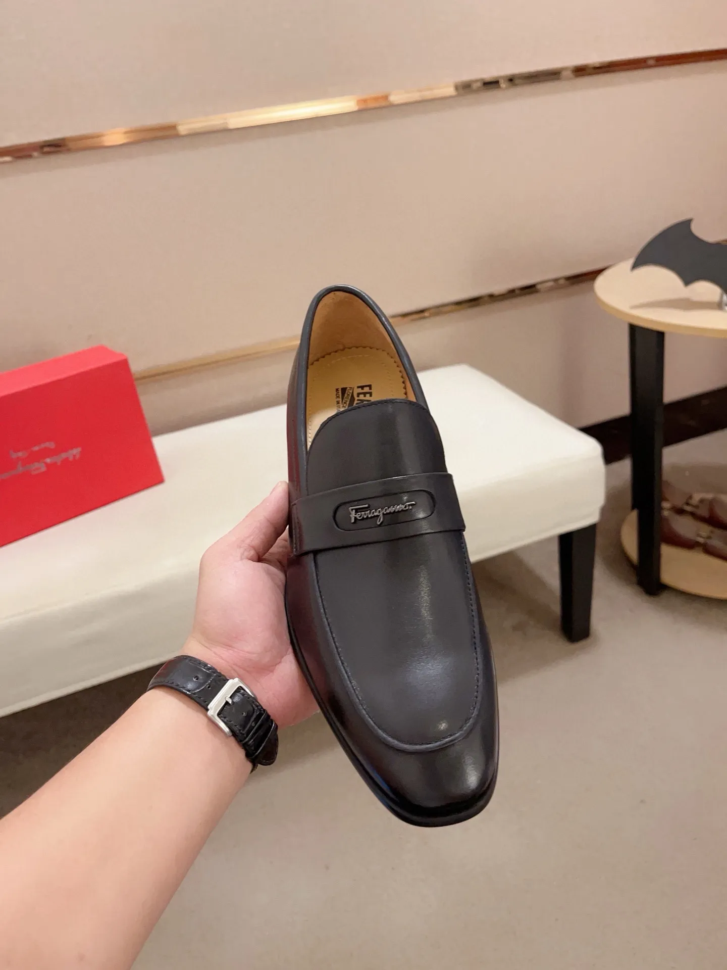 Men's shoes💰: 520💰 High version Ferragamo quality! 🆕🆕Exclusive hot-selling products in stock🔥🔥New products on the shelves, high-quality shoes, high-end driving shoes, with complete packaging! 💪 💪 Material: imported patented cowhide 🐂 + imported high-quality water-dyed cowhide lining + wear-resistant outsole 👍🏻👍🏻 Features: high-end and comfortable, purely handmade 🚀 🚀 Create the perfect shoes that suit you best 🔥 🔥 Size: (38-44) Can be customized 45 non-returnable!